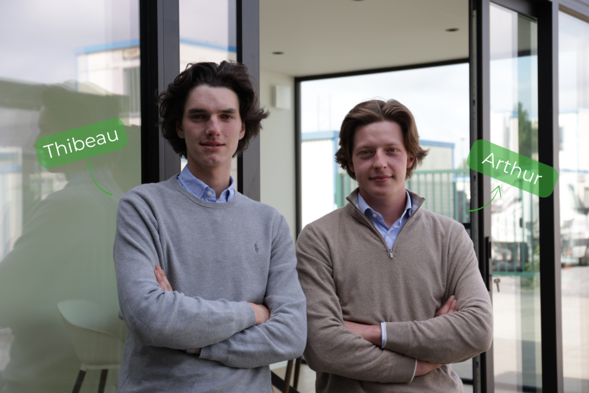Arthur en Thibeau, de twee oprichters van ROBCOR, in een moderne ruimte.