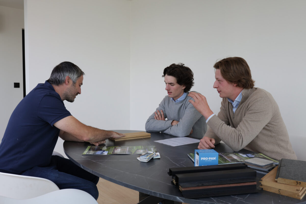 Bespreking in een moderne modulaire kantoorunit van ROBCOR, een flexibele werkruimte voor bedrijven.