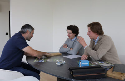 Bespreking in een moderne modulaire kantoorunit van ROBCOR, een flexibele werkruimte voor bedrijven.