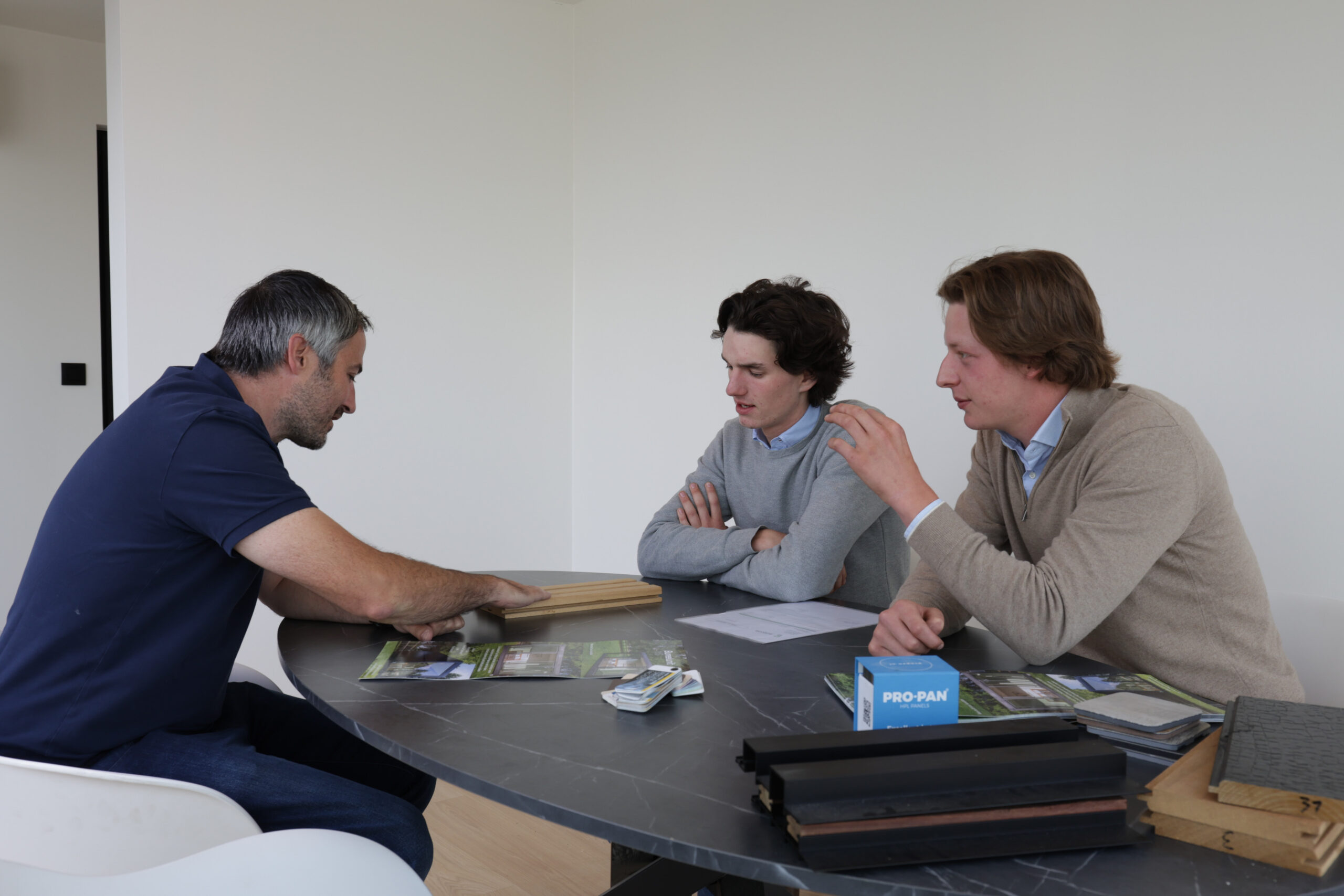 Bespreking in een moderne modulaire kantoorunit van ROBCOR, een flexibele werkruimte voor bedrijven.