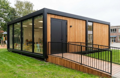Modulair klaslokaal of opvang-unit van ROBCOR met grote ramen, geschikt voor scholen en kinderopvang.