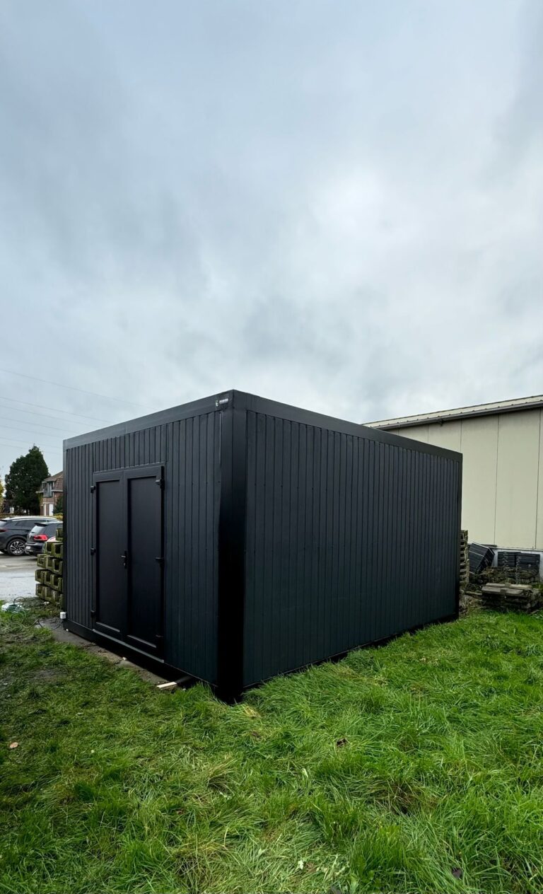 Zwarte modulaire opslagunit van ROBCOR op een grasveld in Destelbergen.