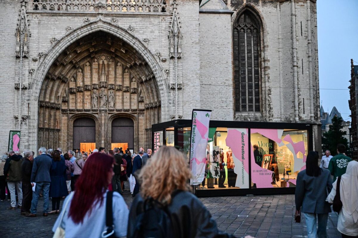 Modulaire pop-up unit van ROBCOR op het Gent Festival van Vlaanderen, naast een historische kerk.