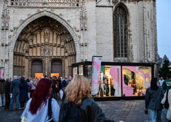 Modulaire pop-up unit van ROBCOR op het Gent Festival van Vlaanderen, naast een historische kerk.