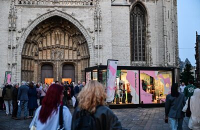 Modulaire pop-up unit van ROBCOR op het Gent Festival van Vlaanderen, naast een historische kerk.