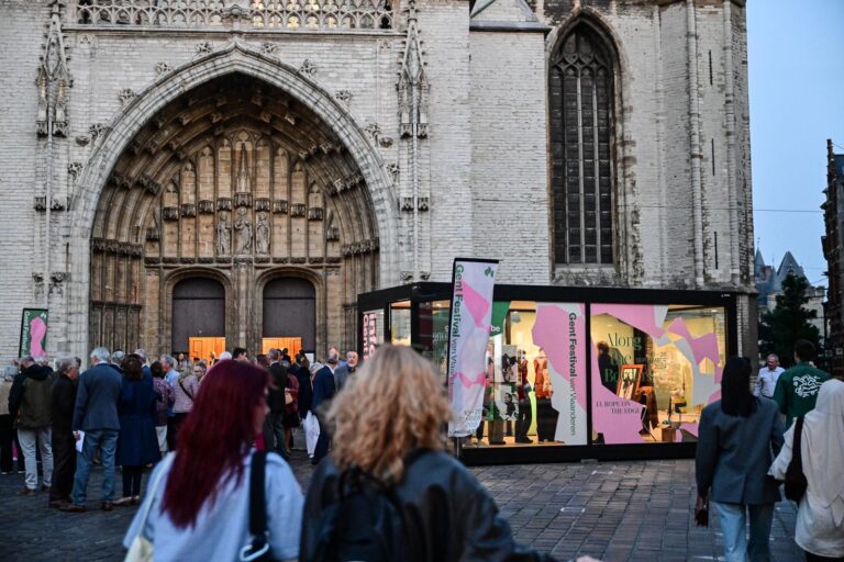 Modulaire pop-up unit van ROBCOR op het Gent Festival van Vlaanderen, naast een historische kerk.