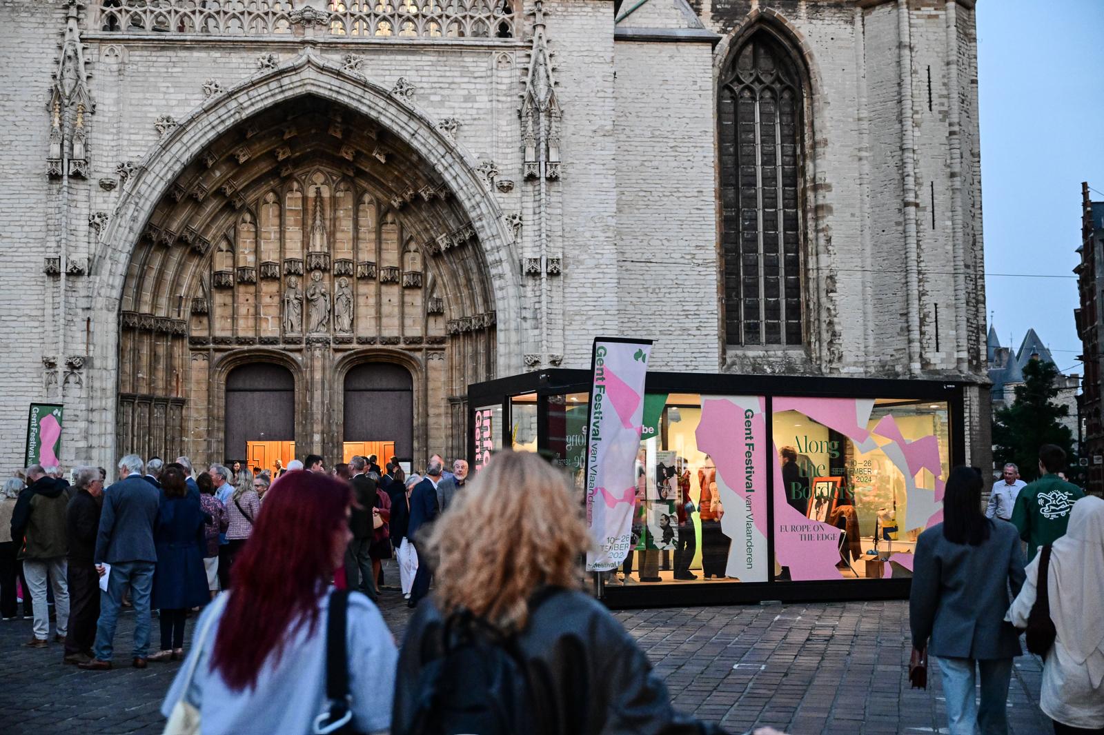 Modulaire pop-up unit van ROBCOR op het Gent Festival van Vlaanderen, naast een historische kerk.