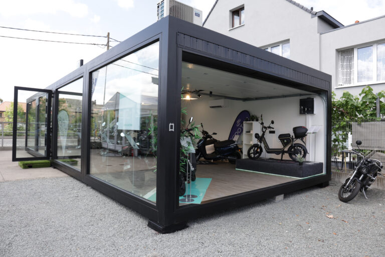 Moderne showroom-unit van ROBCOR met grote glazen wanden, geschikt als presentatie- en verkoopruimte.