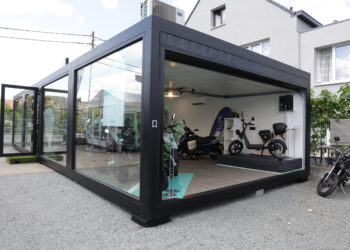 Moderne showroom-unit van ROBCOR met grote glazen wanden, geschikt als presentatie- en verkoopruimte.