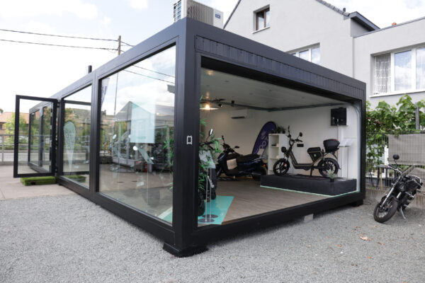 Moderne showroom-unit van ROBCOR met grote glazen wanden, geschikt als presentatie- en verkoopruimte.