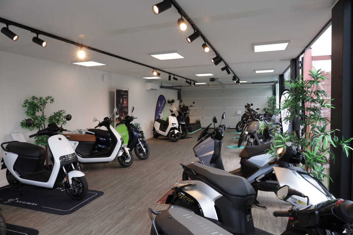 Showroom-unit van ROBCOR met grote glaspartijen en strakke afwerking als toonzaal.