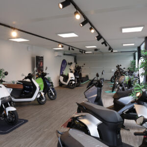 Showroom-unit van ROBCOR met grote glaspartijen en strakke afwerking als toonzaal.