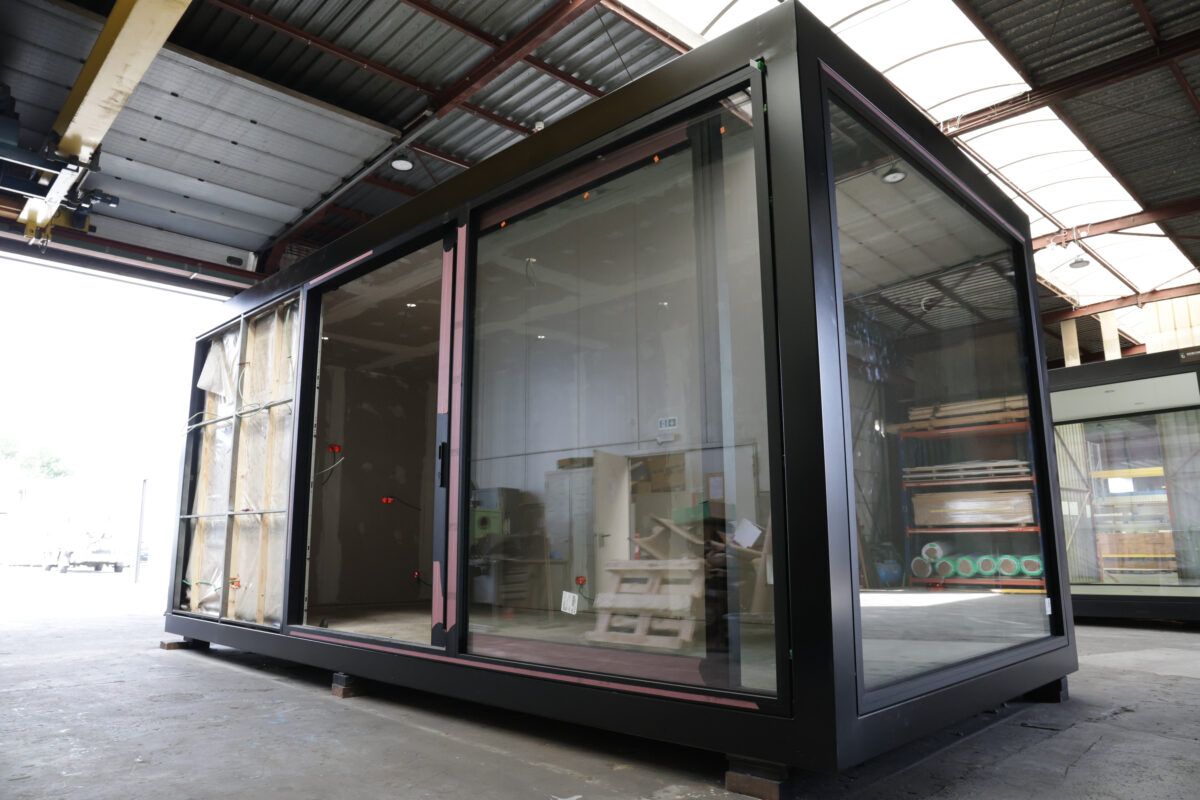 Modulaire unit van ROBCOR in opbouw met stalen frame en glas in de werkplaats.