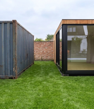 Vergelijking naast elkaar: links een ruwe zeecontainer, rechts een afgewerkte modulaire unit met thermowood gevel op hetzelfde gazon.